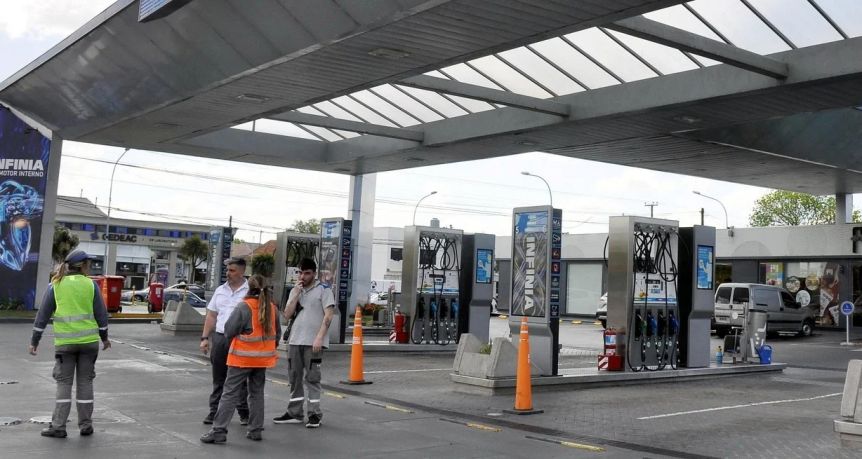 Tras varios días de escasez, comienza a normalizarse el abastecimiento de combustible
