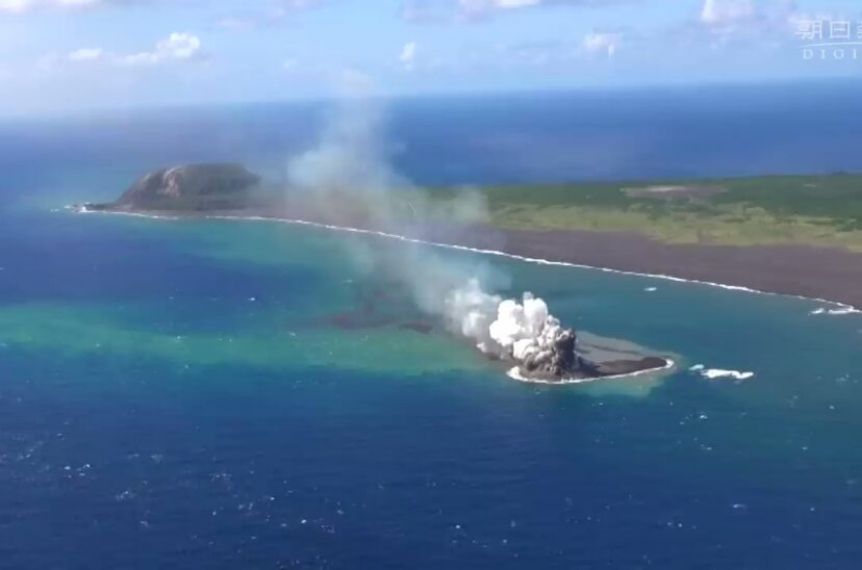 Impactante filmación muestra el nacimiento de una isla luego de la erupción de un volcán submarino
