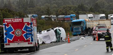 Tragedia: seis personas fallecieron tras el impacto de un camión y una combi en la ruta hacia los Siete Lagos