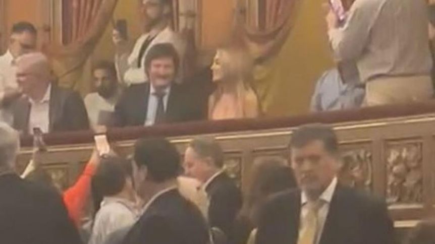 Distendido, pero no tanto: Milei fue abucheado y ovacionado en el Teatro Colón