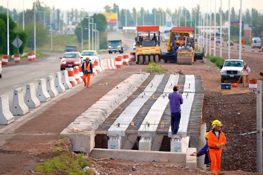 Motosierra en modo on: se cortará la obra pública estatal y se pondrá en práctica el modelo chileno