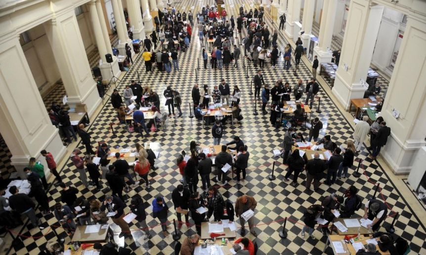 Comienza el escrutinio definitivo en La Plata y una provincia le resta apoyo a Milei