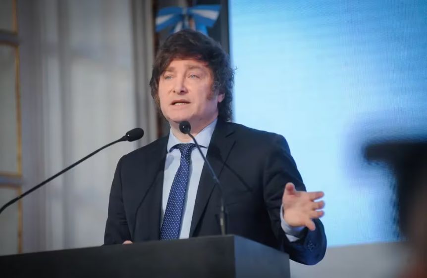 Javier Milei viaja junto a Luis Caputo y Nicolas Posse a Estados Unidos en busca de dólares