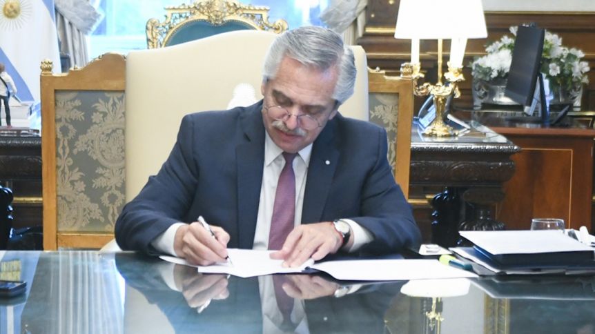 Alberto agarró la lapicera y puso el gancho a la renuncia de 35 funcionarios