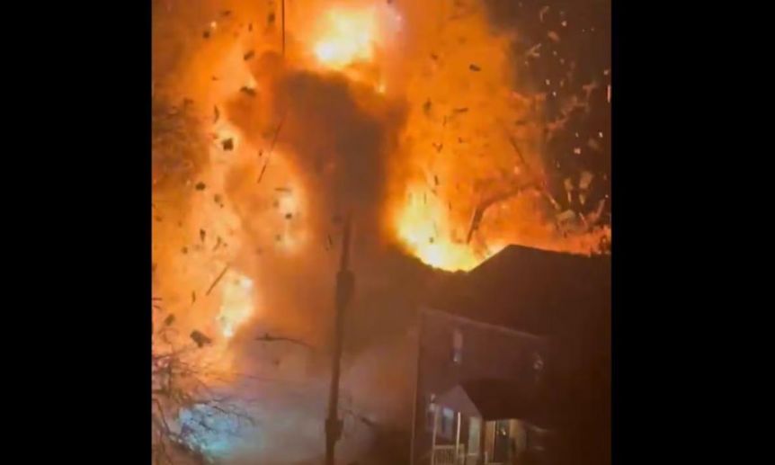 EEUU: un espectacular explosión ocurrió en una casa mientras la policía hacía un allanamiento