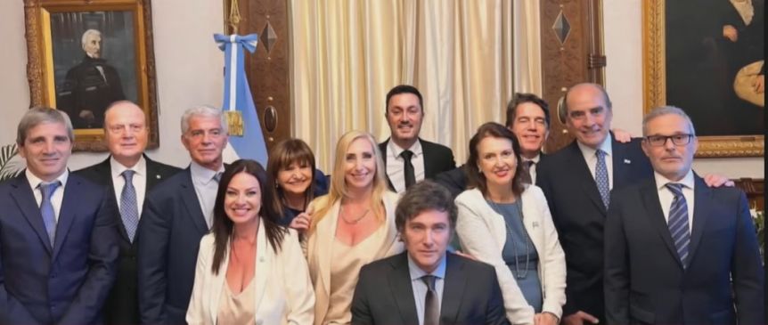 En una ceremonia a puertas cerradas, Javier Milei le tomó juramento a su Gabinete
