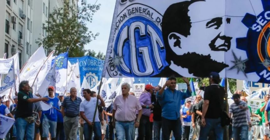 Con pequeños conflictos con la policía, piqueteros marcharon a Plaza de Mayo contra el DNU