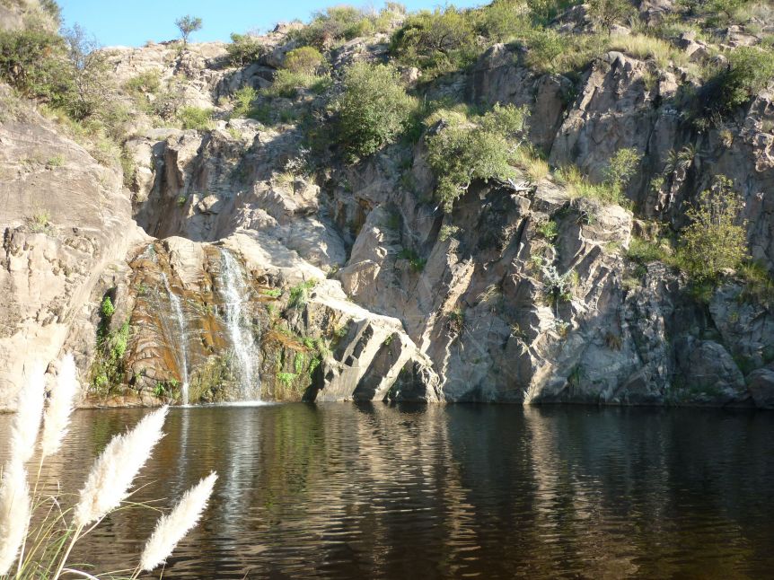 Tragedia: un turista murió ahogado en el río al intentar recuperar una ojota