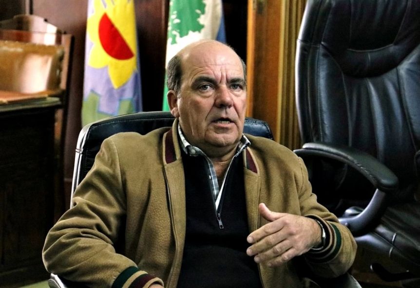 Por el ajuste nacional, intendente peronista también saca su motosierra