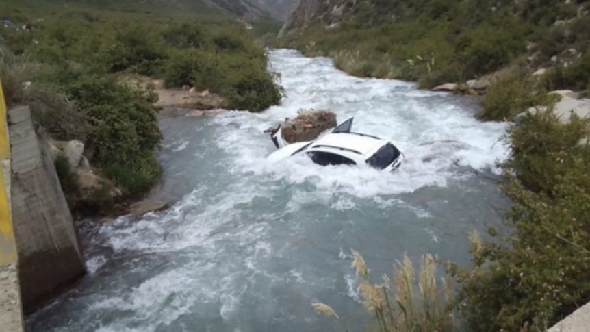 Una Joven Murió Ahogada Luego De Que El Auto En El Que Viajaba Cayera 7 Metros Hacía Un Arroyo 0292