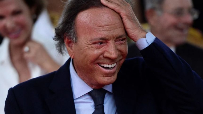 Julio Iglesias se encuentra retenido en Punta Cana por el contenido de sus valijas