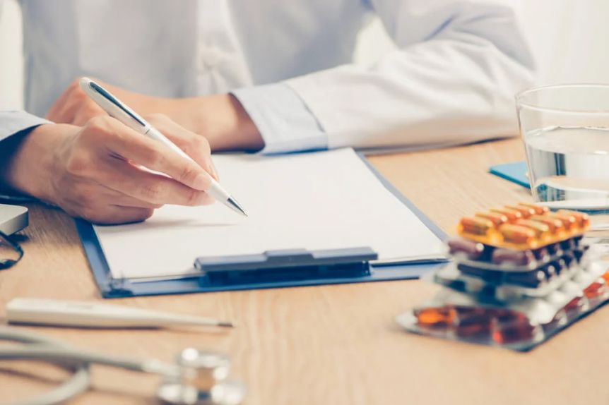 Gobierno cambia la norma que prohíbe a médicos recetar medicamentos por marca