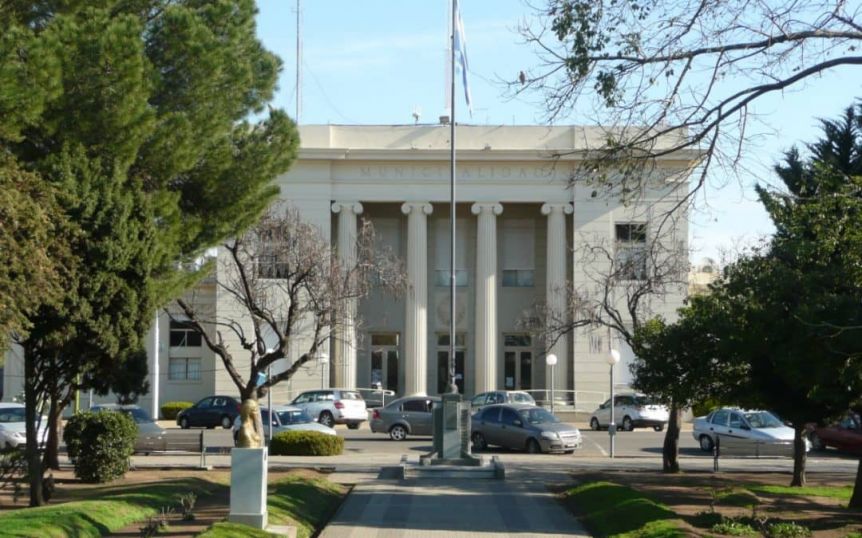 Intendente radical rompió el chanchito y anunció bono de $100.000 para trabajadores municipales