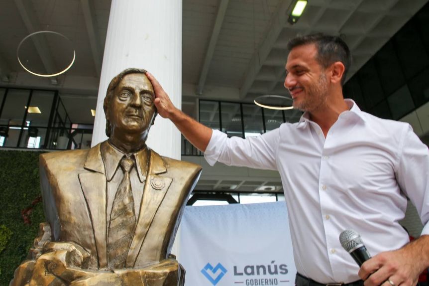 Un busto de Néstor Kirchner desata fuego cruzado entre el PRO y UP en el Conurbano