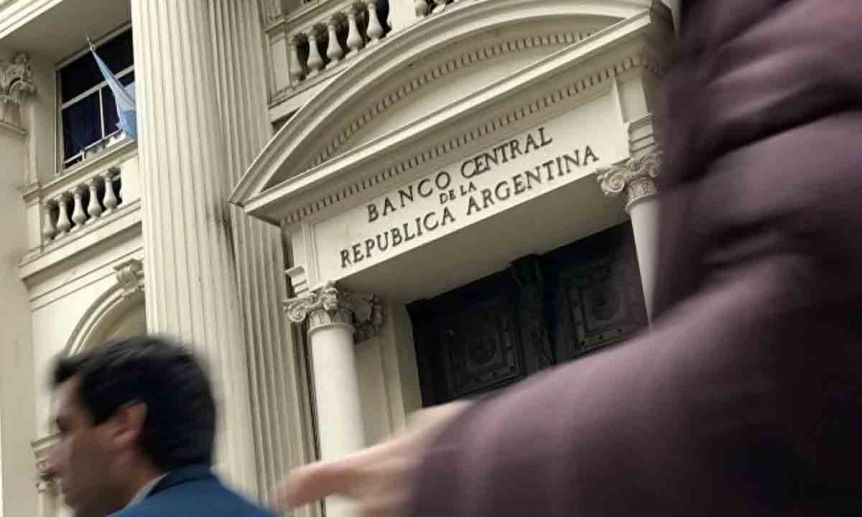 El Banco Central bajó la tasa de interés al 80% y liberó el piso de los plazos fijos