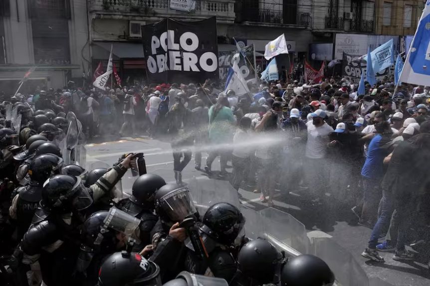 Piquetazo: enfrentamientos entre manifestantes y policías en los accesos a CABA