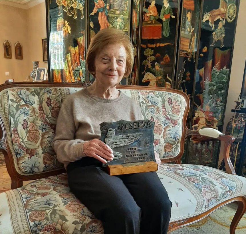 María Estela Martínez de Perón reapareció en público para recibir un premio en España