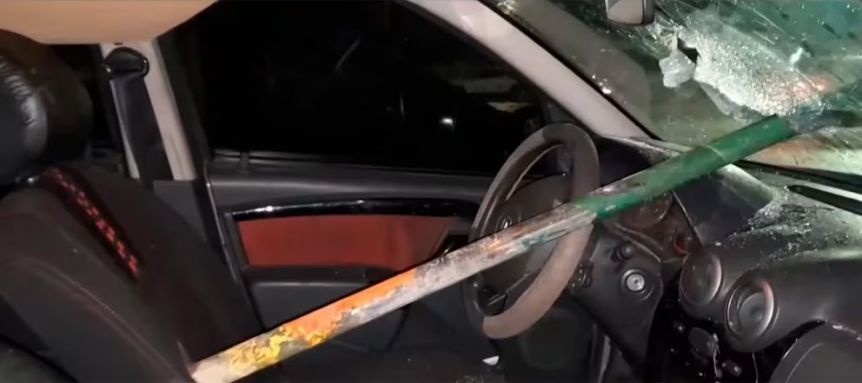 Una bestialidad: le tiraron un caño al parabrisas de su auto en Belgrano