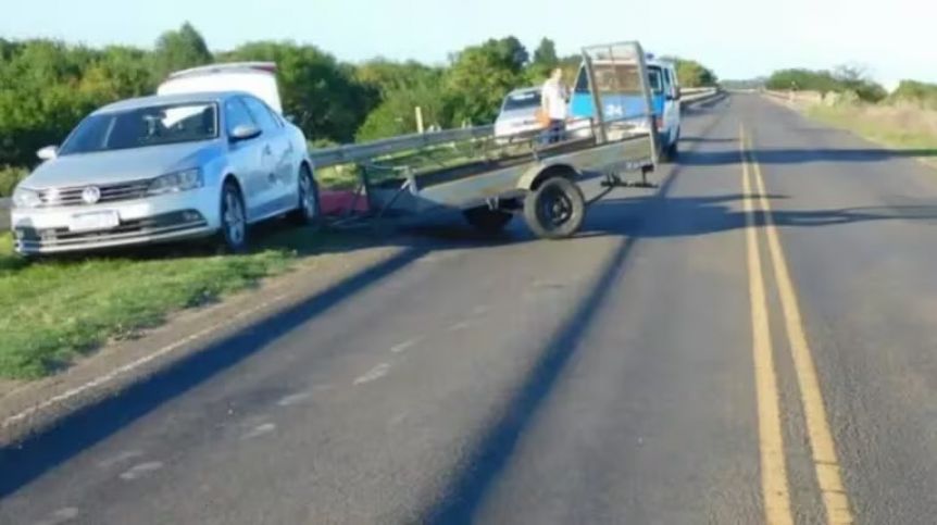 Un tráiler se desprendió de una camioneta y mató a una mujer que estaba pescando con su familia