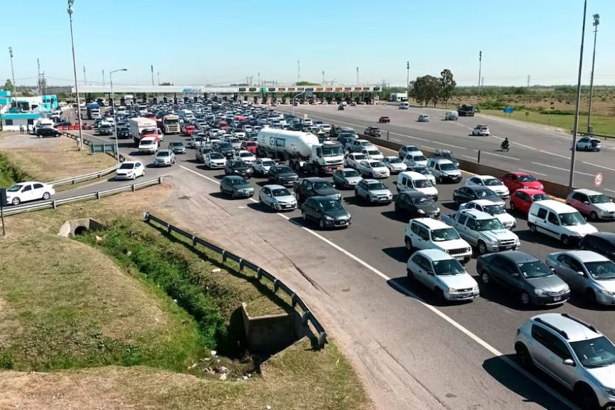 Explotan las rutas hacia la Costa por el fin de semana extra largo