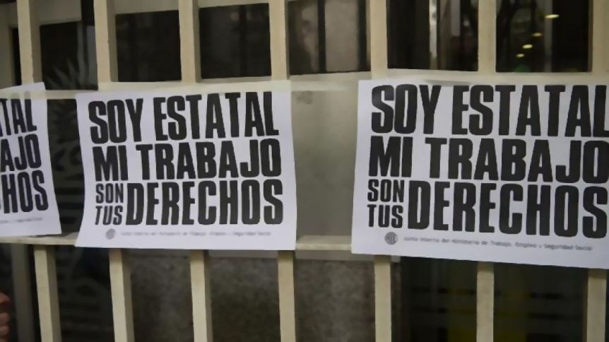 Tensión: estatales asisten a sus trabajos en medio de barricadas policiales