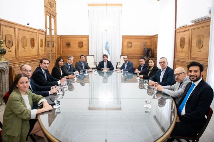 Con el proyecto de reforma laboral bajo el brazo, la UCR se reunió con el gobierno