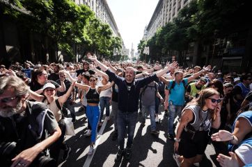 En la cancha se ven los pingos: el peronismo es empujado a la calle en plena guerra interna