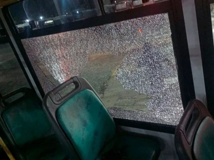 Colectivos que no se adhirieron al paro fueron atacados a piedrazos