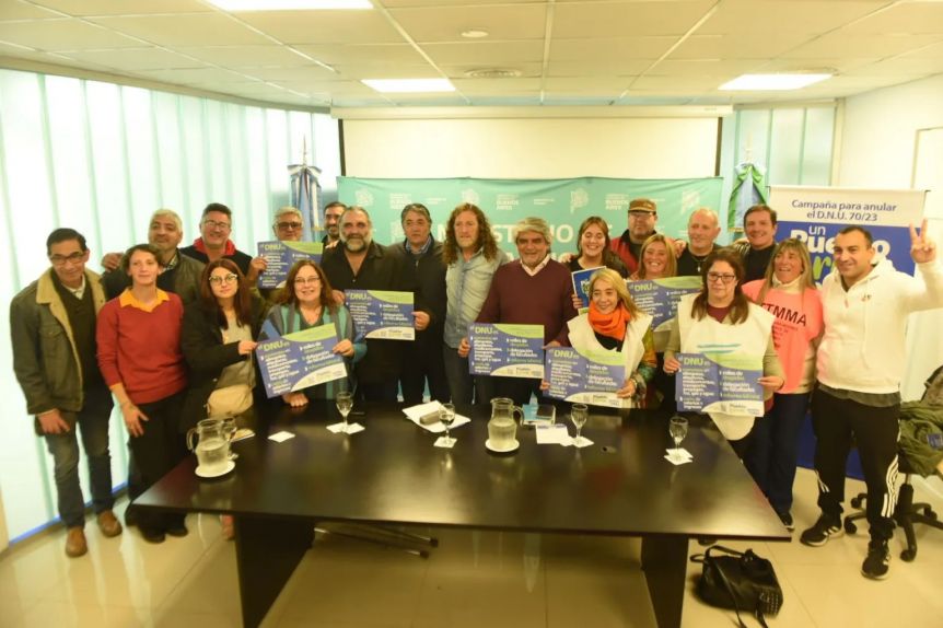 Juntaron un millón de firmas contra el DNU y las presentaron en el Ministerio de Trabajo bonaerense