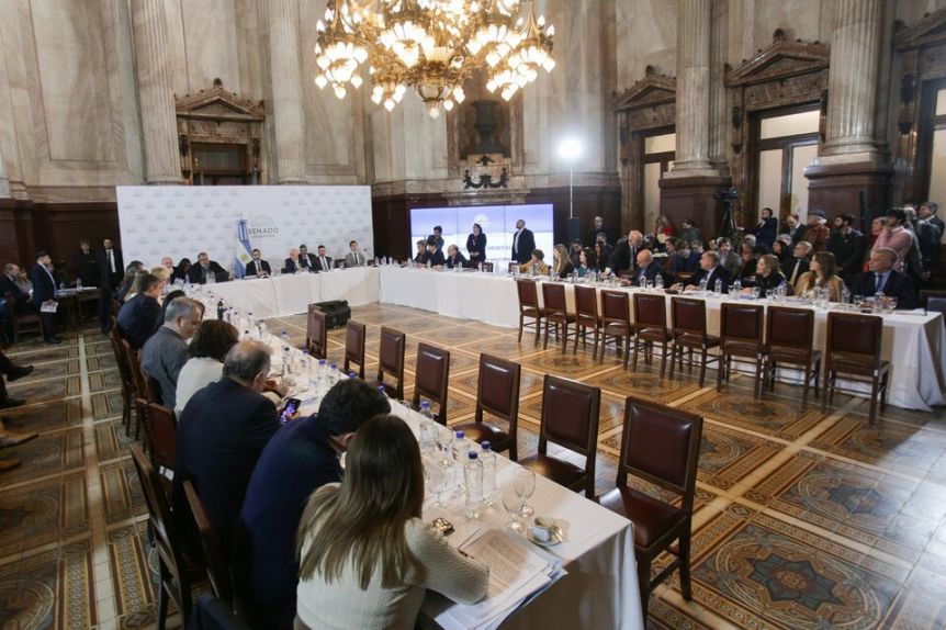 Luego de tensos cruces, el Senado retoma el tratamiento de la Ley Bases