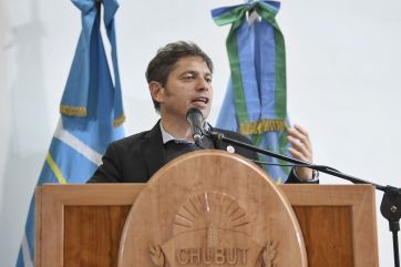 Kicillof le entregó 15 ambulancias a Chubut y recibió críticas de la oposición
