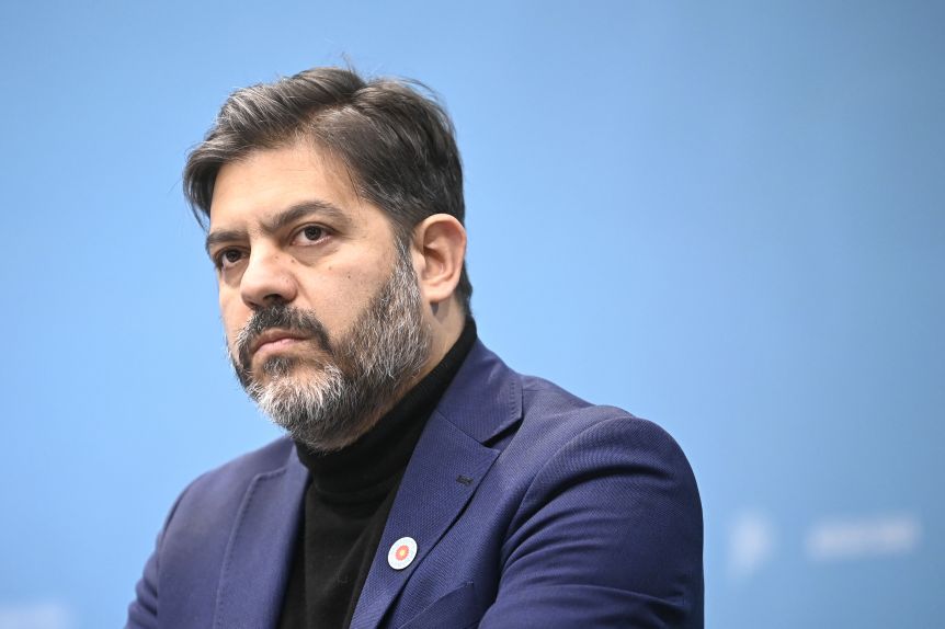 El Gobierno le baja el tono al reclamo salarial de la policía: “Son algunas operaciones”