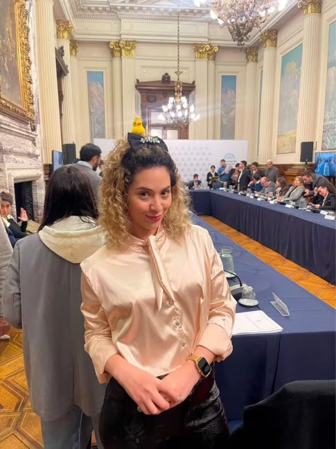 Quién es la diputada que fue con un patito kawaii en la cabeza al Congreso