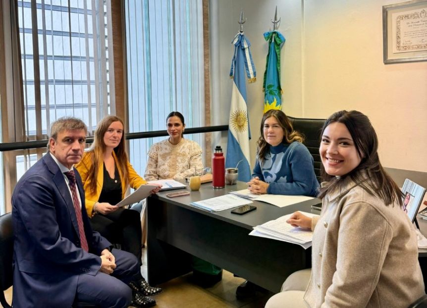 Tres letras, un nombre y la batalla amarilla que se traslada a la Legislatura