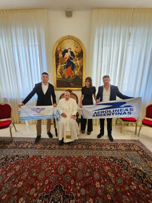 En la previa de la reunión con Kicillof, el Papa Francisco posó con una bandera de Aerolíneas