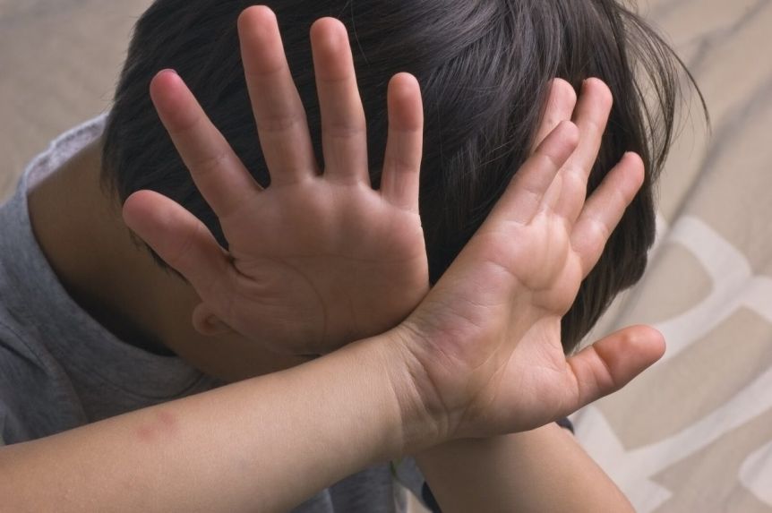 Repudiable: un hombre colgó de pies y manos a su hijo de 9 años porque “se portaba mal”