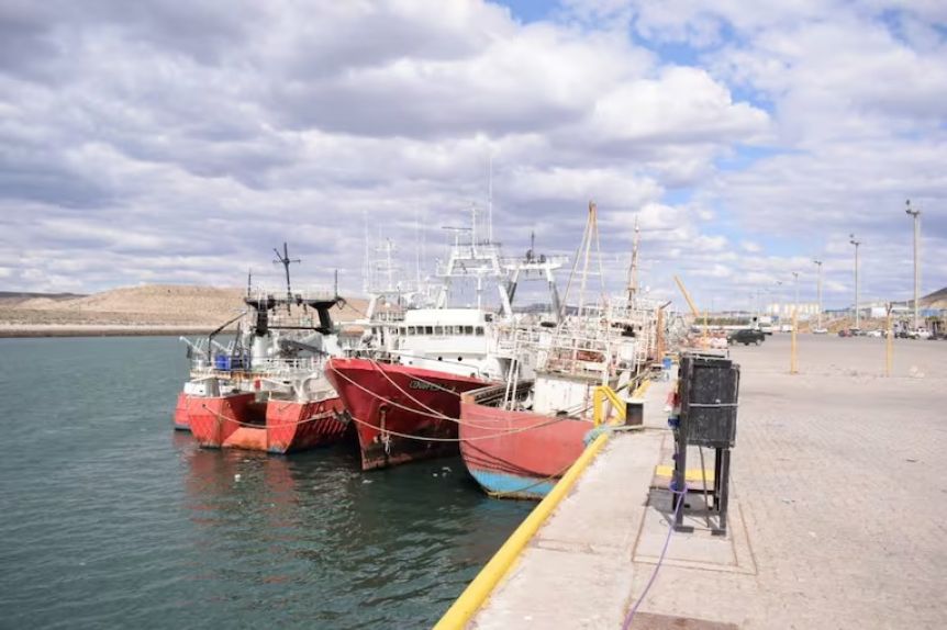 El peor final: un hombre que trabajaba en un barco, se le cayó una tapa de 500 kilos y murió aplastado