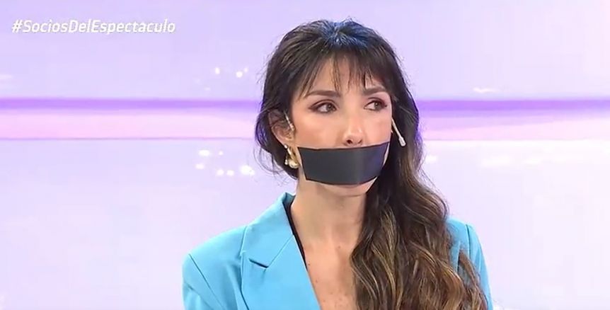 La ex de Roberto Castillo apareció en televisión con una cinta en la boca