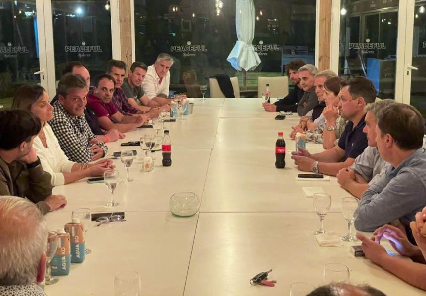 Massa posterga su reaparición pública con versiones encontradas sobre los motivos