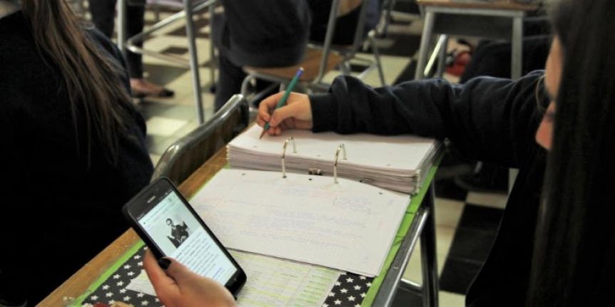 Tras los pasos de CABA, buscan restringir en la Provincia el uso de celulares en las escuelas