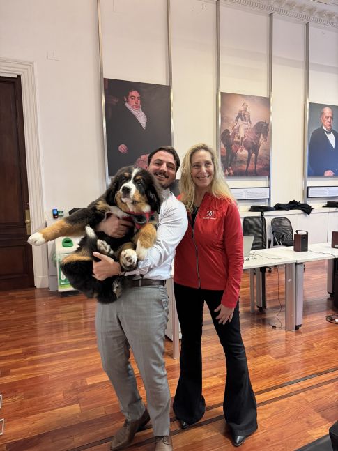 Thor: el perro que se pasea por Casa Rosada y es furor en redes sociales
