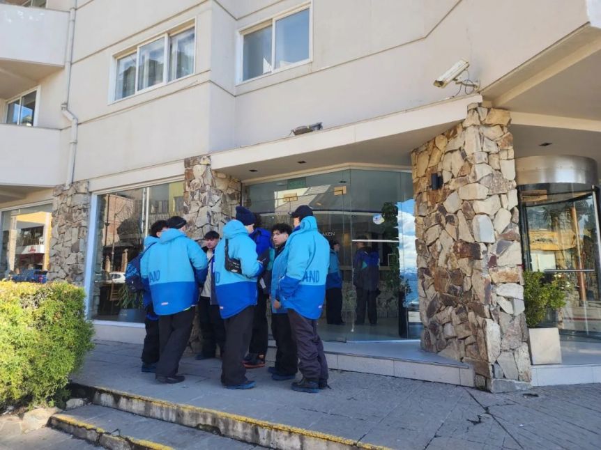 Un egresado estaba jugando con los compañeros, perdió el equilibrio y cayó: está grave