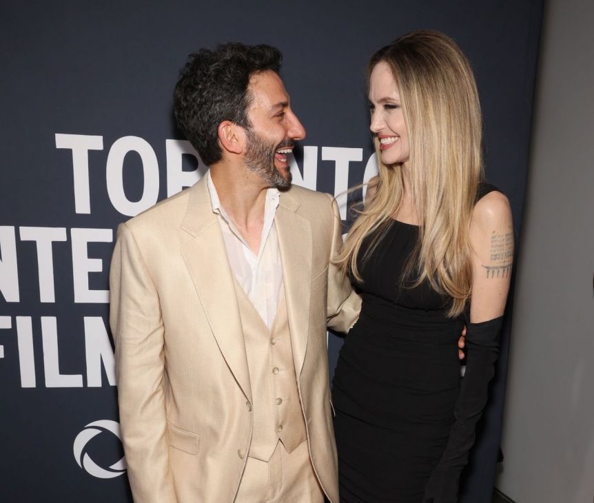 Juan Minujín junto a Angelina Jolie en el Festival de Cine de Toronto
