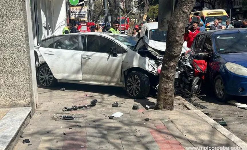 Locura en Córdoba: un hombre perdió el control de su auto y atropelló a 35 personas