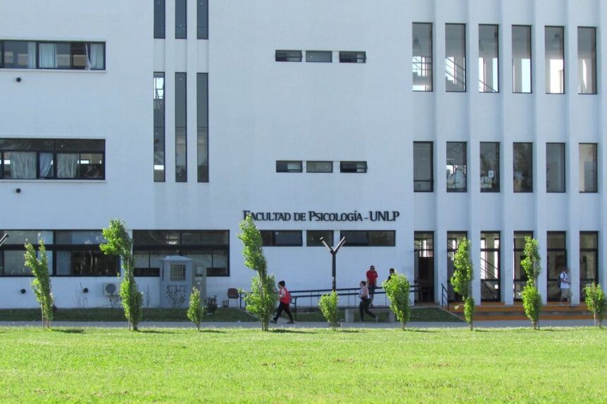 Conmoción: un estudiante universitario murió al saltar del techo del edificio
