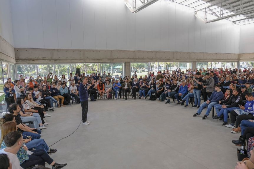 Ministro bonaerense visitó la Primera y anunció que marchará con Kicillof el 2 de octubre