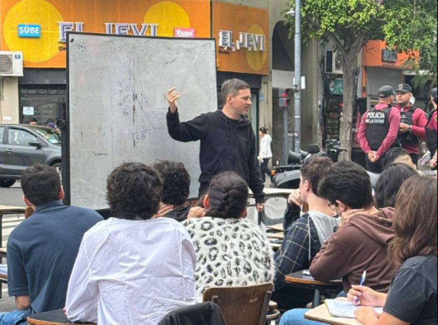 Un ministro dio clases en la calle con duras críticas al Gobierno nacional