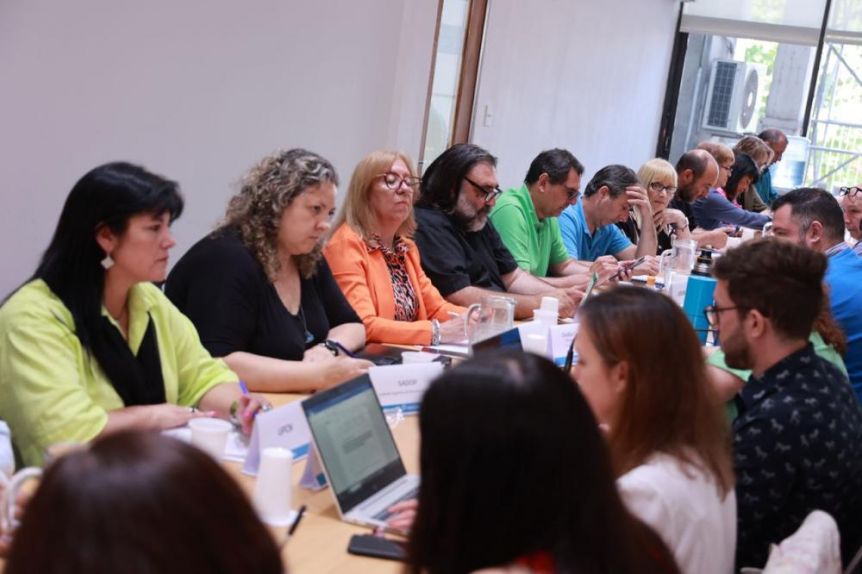 En un encuentro informal, la Provincia y gremios docentes discuten paritarias