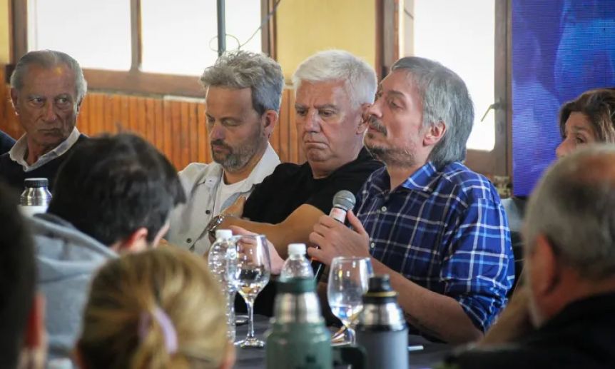 Máximo puso sobre la mesa la re-re de los intendentes y pidió discutir el tema