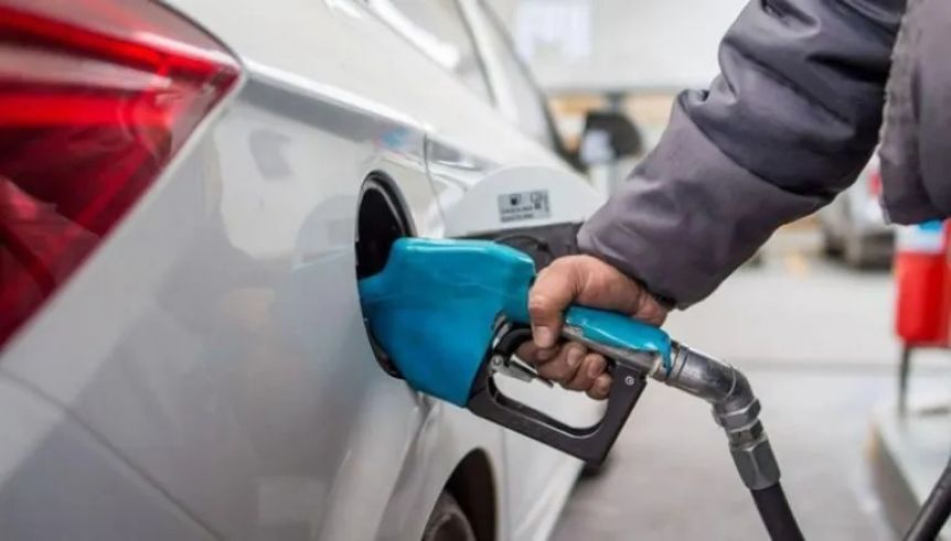 Una jueza dictaminó que un hombre no pueda cargar nafta hasta que pague la cuota alimentaria